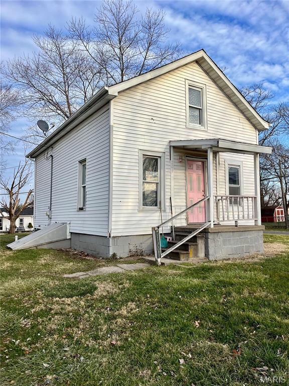 209 Mcgill St, Jerseyville, IL 62052 - rear view of house with a yard