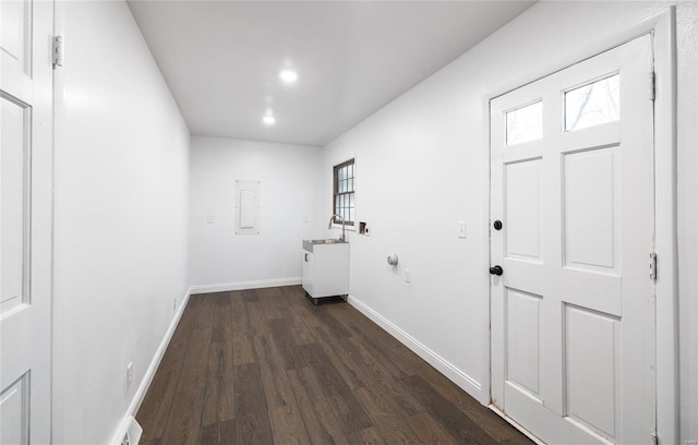 washroom featuring dark wood-type flooring, baseboards, healthy amount of natural light, a sink, and recessed lighting