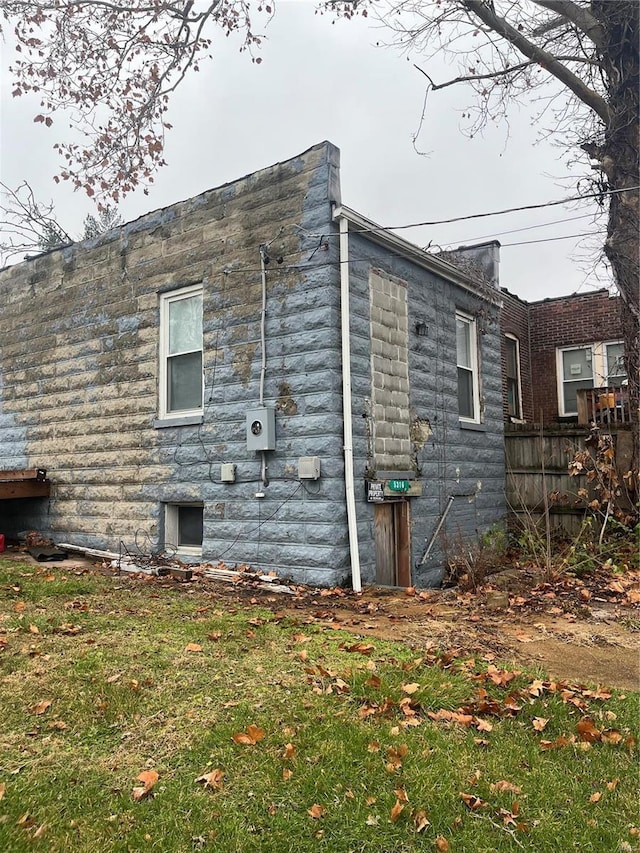 5316 Zealand St, Saint Louis, MO 63107 - view of side of property with fence