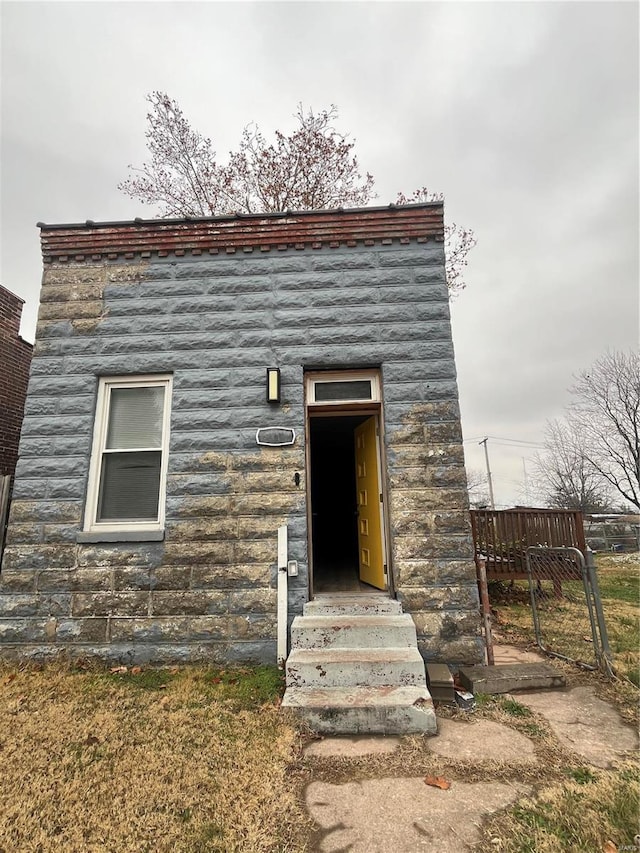 5316 Zealand St, Saint Louis, MO 63107 - doorway to property featuring fence