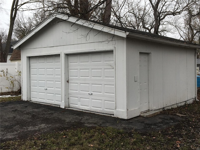 2812 Annapolis Ave, Saint Louis, MO 63114 - view of detached garage