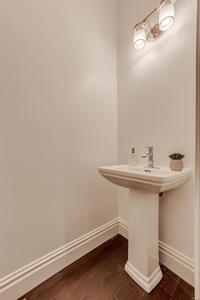 1029 Lami, Saint Louis, MO 63104 - bathroom featuring baseboards