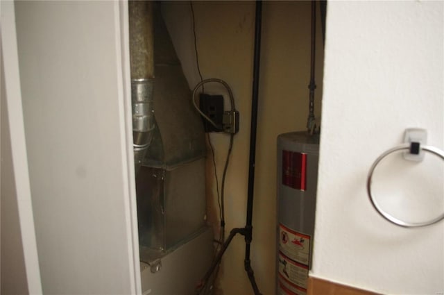 25 N 44th St, Belleville, IL 62226 - utilities featuring water heater