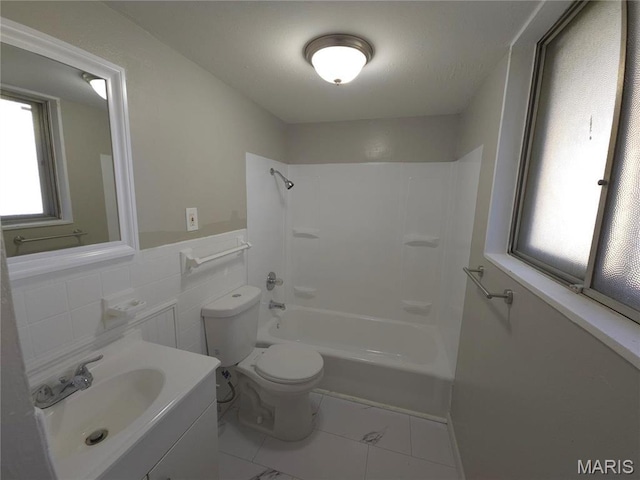 10468 Halls Ferry Rd, Saint Louis, MO 63136 - full bath featuring vanity, toilet, shower / bathtub combination, tile walls, and tile patterned floors