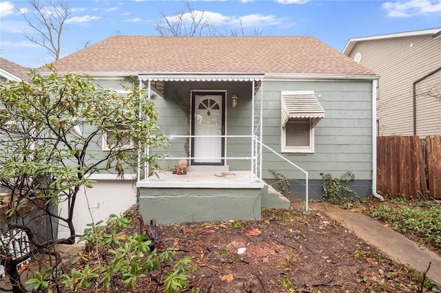 10319 Cable Ave, Frontenac, MO 63131 - bungalow-style house featuring a shingled roof and fence