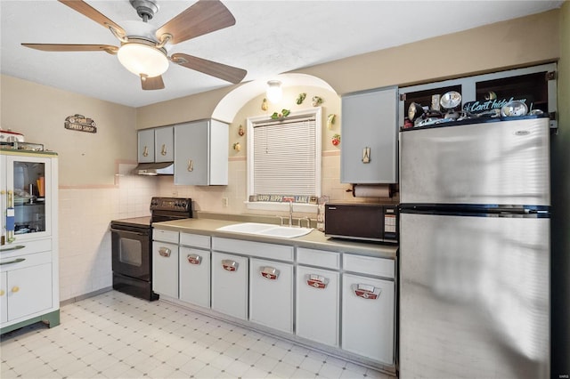 10319 Cable Ave, Frontenac, MO 63131 - kitchen featuring black appliances, a sink, under cabinet range hood, a ceiling fan, and light countertops