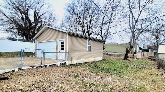 305 Macarthur St, Washington, MO 63090 - view of side of property with a garage, a gate, an outdoor structure, and fence