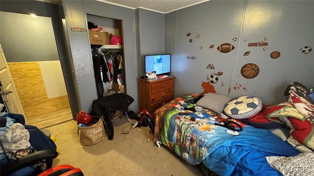 bedroom featuring a textured ceiling, a closet, and carpet flooring