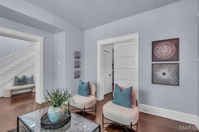 6522 Crest Ave, Saint Louis, MO 63130 - sitting room featuring wood finished floors and baseboards