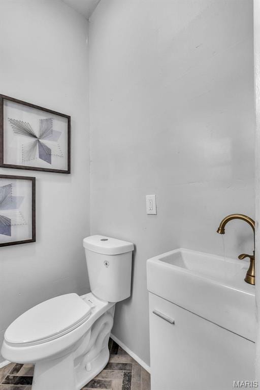 6522 Crest Ave, Saint Louis, MO 63130 - half bath featuring toilet, vanity, and baseboards