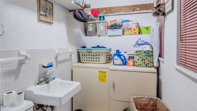 989 Clay St, Saint Clair, MO 63077 - clothes washing area featuring washer / dryer