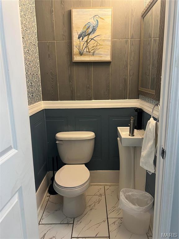 3511 Oakdale Ave, Saint Louis, MO 63121 - bathroom featuring toilet and marble finish floors