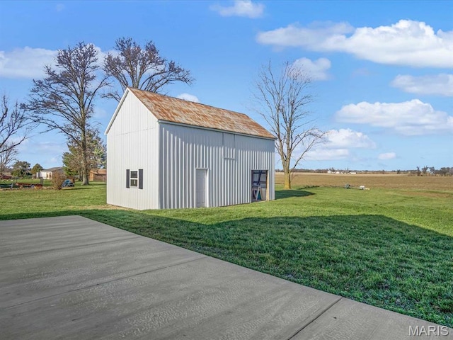 view of grassy yard featuring an outbuilding and an outdoor structure