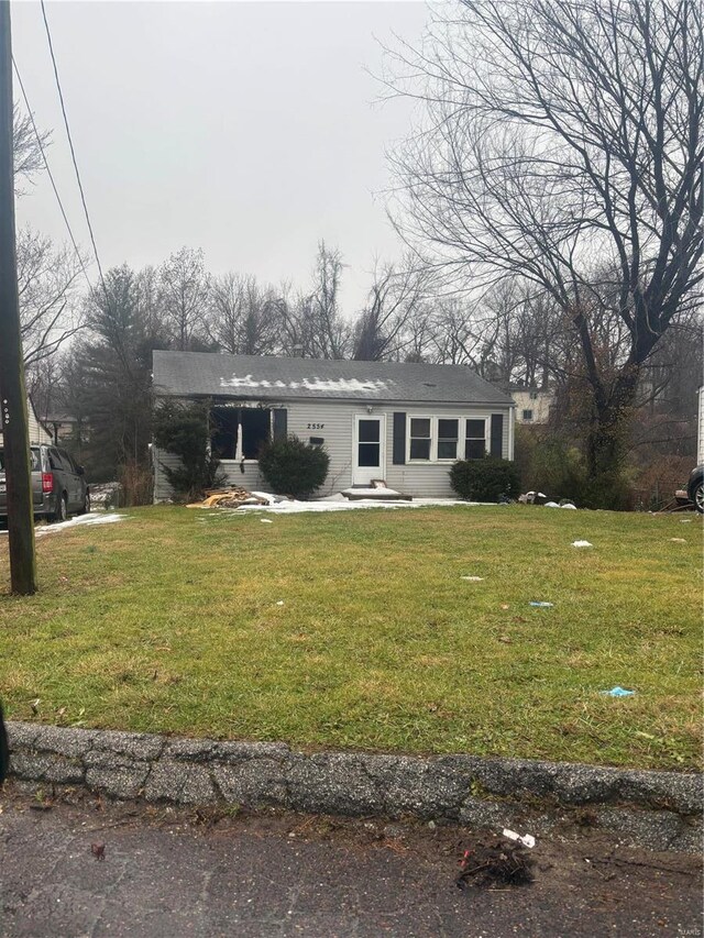view of front facade featuring a front yard