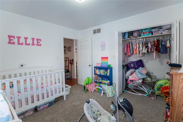 bedroom with carpet flooring and a closet