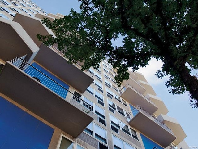 view of apartment building / complex