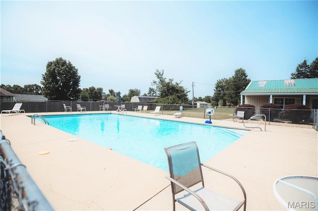 10415 Summerfield Dr, Rolla, MO 65401 - community pool with fence and a patio