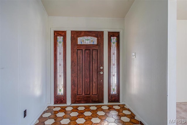 foyer entrance with a decorative wall