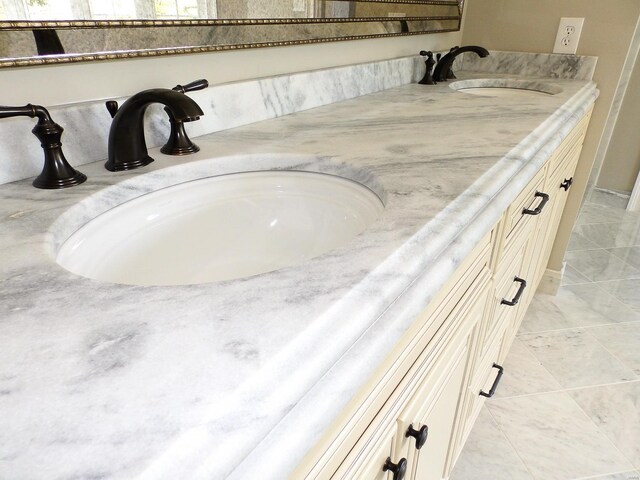 267 Saint Andrews Dr, Saint Albans, MO 63073 - bathroom view of double vanity