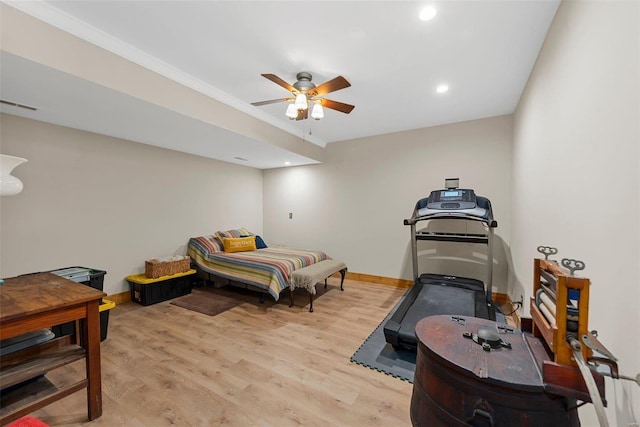 bedroom with baseboards, light wood-style floors, ceiling fan, and recessed lighting