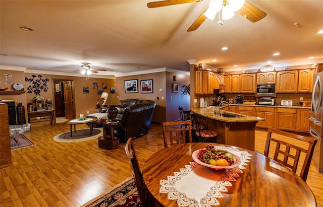 dining area featuring ceiling fan, crown molding, light wood-type flooring, and recessed lighting