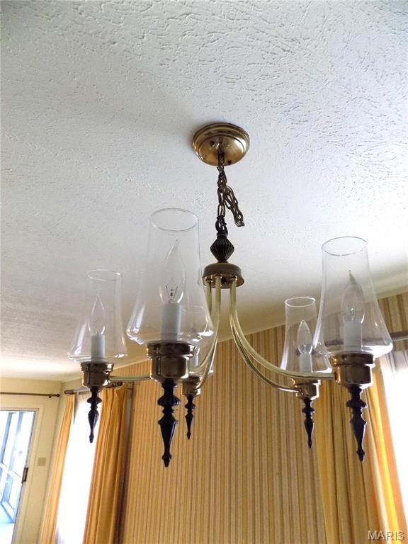 1306 Broadway St, Rolla, MO 65401 - detailed view of a textured ceiling