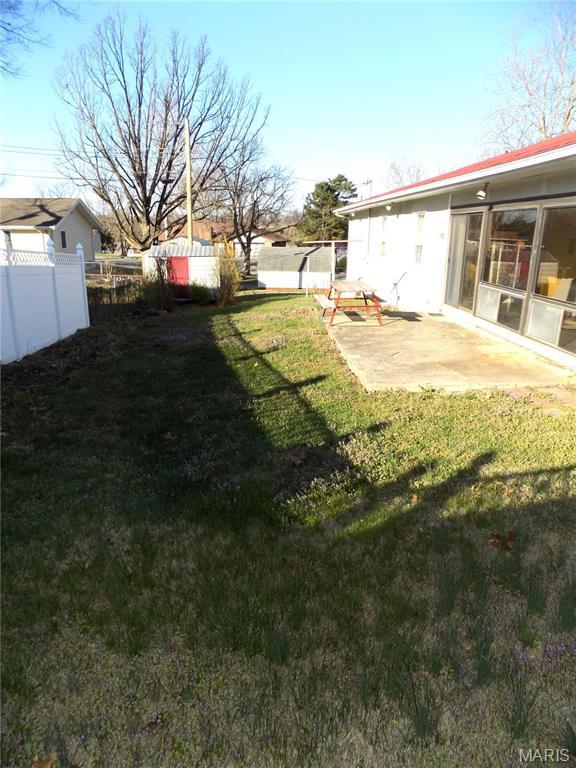 1306 Broadway St, Rolla, MO 65401 - view of yard with a patio area