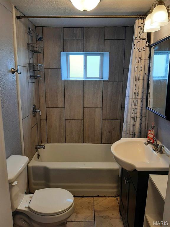 708 E Pear Ave, Owensville, MO 65066 - full bath featuring toilet, shower / tub combo with curtain, vanity, a textured ceiling, and tile patterned floors