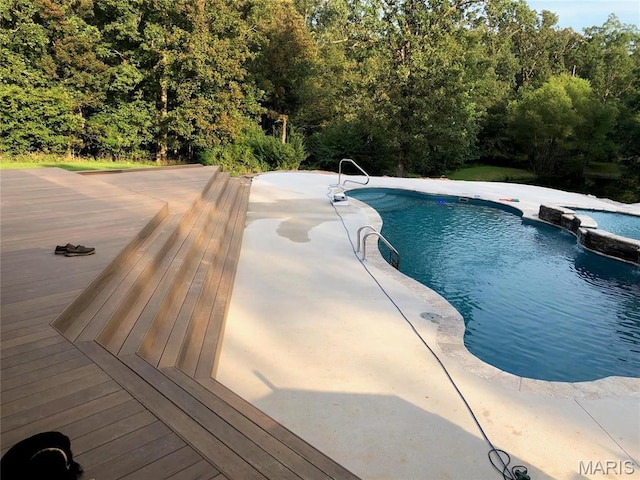 792 County Road 466, Poplar Bluff, MO 63901 - view of swimming pool with a pool with connected hot tub and a forest view