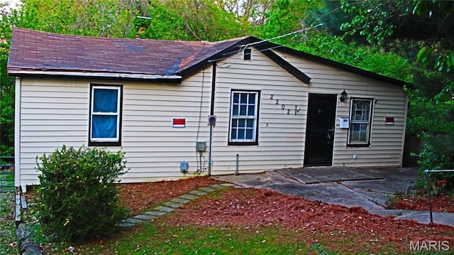 2202 Holland St, Alton, IL 62002 - ranch-style home featuring a patio