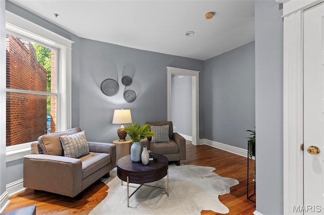 2811 Shenandoah Ave, Saint Louis, MO 63104 - sitting room featuring wood finished floors and baseboards