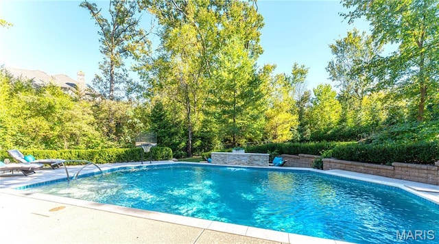 16 Holiday Ln, Saint Louis, MO 63131 - swimming pool featuring a patio