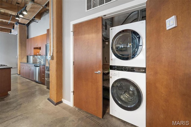 901 Washington Ave Unit 304, Saint Louis, MO 63101 - laundry room with stacked washer / drying machine and a towering ceiling
