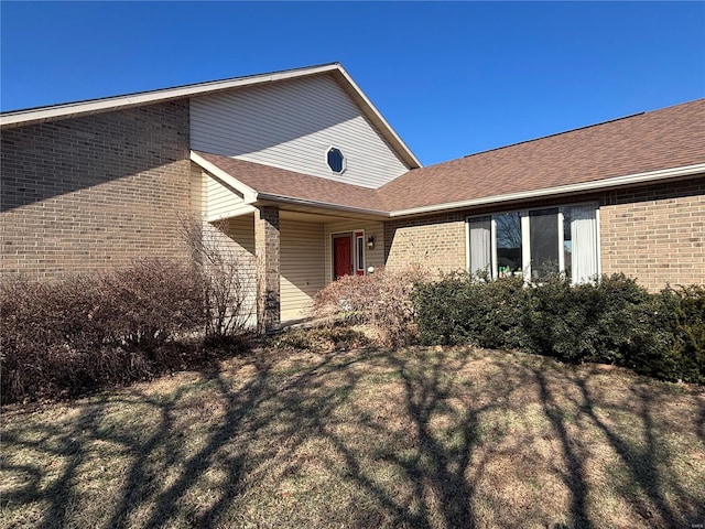 809 Cambridge Dr, Rolla, MO 65401 - view of front facade featuring brick siding and a front lawn