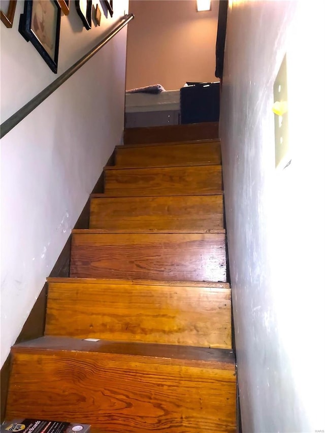 2106 Lackland Rd, Saint Louis, MO 63114 - view of staircase