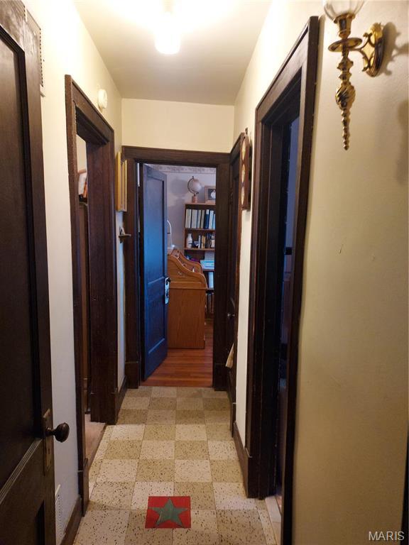 2106 Lackland Rd, Saint Louis, MO 63114 - corridor featuring light floors