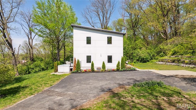 2510 N 89th St, Caseyville, IL 62232 - contemporary house featuring a front yard and asphalt driveway