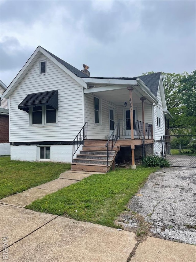 4947 Rosalie St, Saint Louis, MO 63115 - view of front of house featuring a front yard and a porch