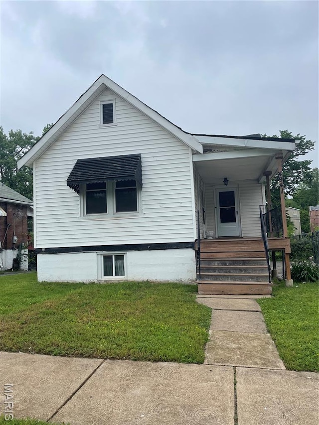 4947 Rosalie St, Saint Louis, MO 63115 - view of front facade with a front yard and a porch