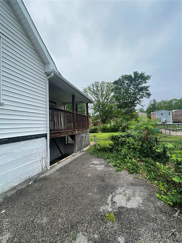 4947 Rosalie St, Saint Louis, MO 63115 - view of yard featuring fence