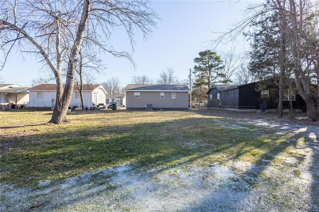2347 Arkansas Ave, Poplar Bluff, MO 63901 - view of grassy yard featuring a residential view
