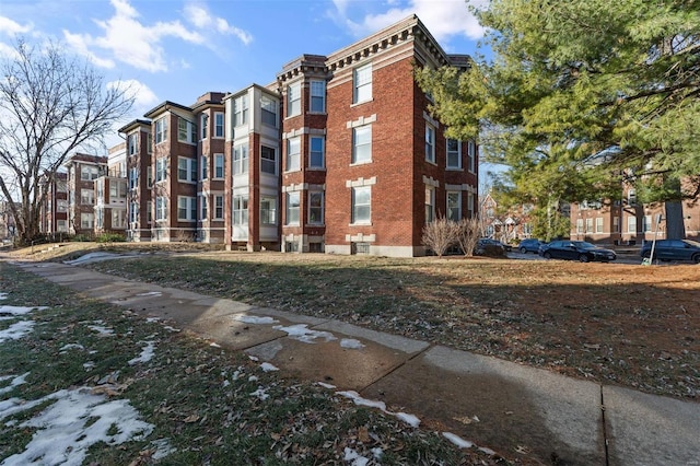 view of apartment building / complex