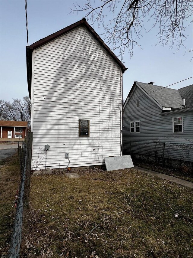 1642 3rd St, Madison, IL 62060 - view of side of home with fence