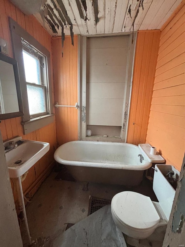 1809 Chestnut St, Hannibal, MO 63401 - full bath featuring toilet, a soaking tub, and wooden walls