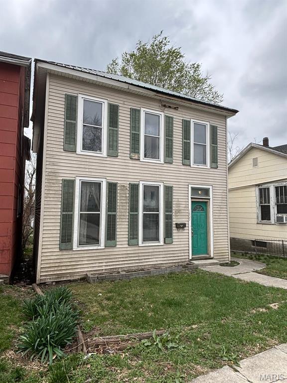 1809 Chestnut St, Hannibal, MO 63401 - view of front of home with a front lawn