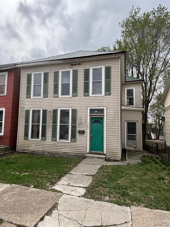 1809 Chestnut St, Hannibal, MO 63401 - view of front facade with metal roof and a front lawn