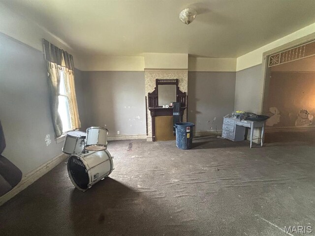 1809 Chestnut St, Hannibal, MO 63401 - unfurnished living room featuring carpet