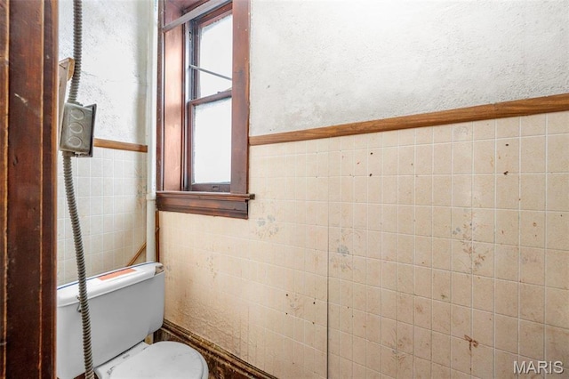 7307 Minnesota Ave, Saint Louis, MO 63111 - half bathroom with toilet and tile walls