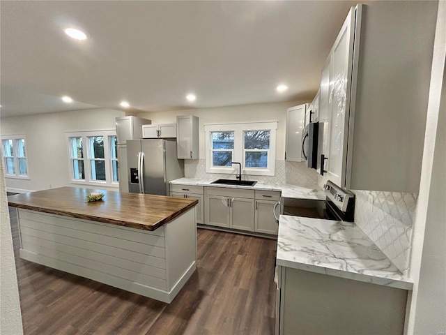601 S Grand St, Salem, MO 65560 - kitchen featuring appliances with stainless steel finishes, a sink, dark wood-type flooring, backsplash, and recessed lighting