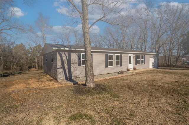 20 W Broadway, Ellsinore, MO 63937 - view of front of house featuring a front yard